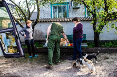 Ukrayna 'da yaşayan Çek gönüllü Petr takma adı Phantom Ukrayna' daki Donetsk Oblastı 'nın Yampil köyünde yaşayan insanlara Çek ve Slovak insani yardım getiriyor. İnsanlar hayatta kalmayı başardılar. Gönüllüler tarafından sağlanan insani yardım sayesinde.