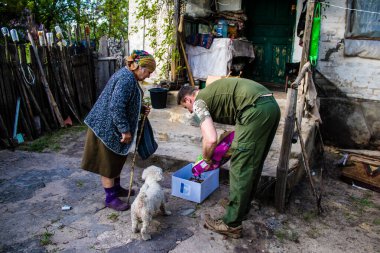 Ukrayna 'da yaşayan Çek gönüllü Petr takma adı Phantom Ukrayna' daki Donetsk Oblastı 'nın Yampil köyünde yaşayan insanlara Çek ve Slovak insani yardım getiriyor. İnsanlar hayatta kalmayı başardılar. Gönüllüler tarafından sağlanan insani yardım sayesinde.