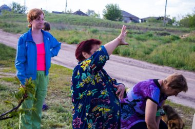 Ukrayna 'nın Donetsk Oblastı' ndaki Yampil köyünün sakinleri. Gönüllülerin getirdiği insani yardım sayesinde insanlar hayatta kalıyor. Evler harabe halinde ve siviller temel ihtiyaçlar olmadan yaşamak zorunda bırakılıyor. Sıcaklık, akan su ve...