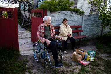 Ukrayna 'nın Donetsk Oblastı' ndaki Yampil köyünün sakinleri. Gönüllülerin getirdiği insani yardım sayesinde insanlar hayatta kalıyor. Evler harabe halinde ve siviller temel ihtiyaçlar olmadan yaşamak zorunda bırakılıyor. Sıcaklık, akan su ve...