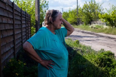 Ukrayna 'nın Donetsk Oblastı' ndaki Yampil köyünün sakinleri. Gönüllülerin getirdiği insani yardım sayesinde insanlar hayatta kalıyor. Evler harabe halinde ve siviller temel ihtiyaçlar olmadan yaşamak zorunda bırakılıyor. Sıcaklık, akan su ve...