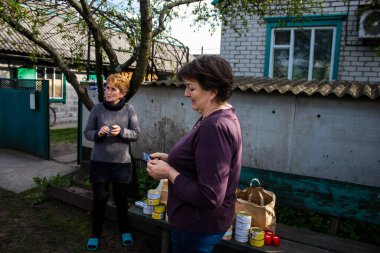 Ukrayna 'nın Donetsk Oblastı' ndaki Yampil köyünün sakinleri. Gönüllülerin getirdiği insani yardım sayesinde insanlar hayatta kalıyor. Evler harabe halinde ve siviller temel ihtiyaçlar olmadan yaşamak zorunda bırakılıyor. Sıcaklık, akan su ve...