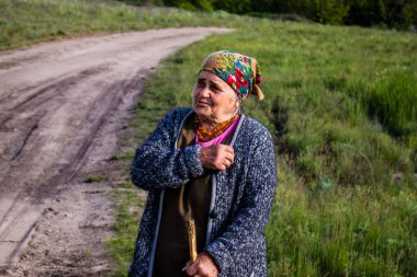 Ukrayna 'nın Donetsk Oblastı' ndaki Yampil köyünün sakinleri. Gönüllülerin getirdiği insani yardım sayesinde insanlar hayatta kalıyor. Evler harabe halinde ve siviller temel ihtiyaçlar olmadan yaşamak zorunda bırakılıyor. Sıcaklık, akan su ve...