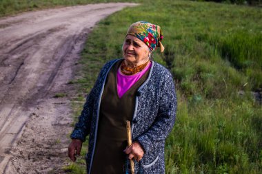 Ukrayna 'nın Donetsk Oblastı' ndaki Yampil köyünün sakinleri. Gönüllülerin getirdiği insani yardım sayesinde insanlar hayatta kalıyor. Evler harabe halinde ve siviller temel ihtiyaçlar olmadan yaşamak zorunda bırakılıyor. Sıcaklık, akan su ve...