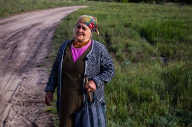 Ukrayna 'nın Donetsk Oblastı' ndaki Yampil köyünün sakinleri. Gönüllülerin getirdiği insani yardım sayesinde insanlar hayatta kalıyor. Evler harabe halinde ve siviller temel ihtiyaçlar olmadan yaşamak zorunda bırakılıyor. Sıcaklık, akan su ve...