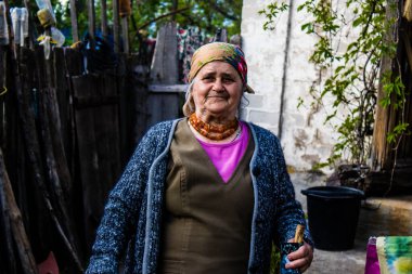 Ukrayna 'nın Donetsk Oblastı' ndaki Yampil köyünün sakinleri. Gönüllülerin getirdiği insani yardım sayesinde insanlar hayatta kalıyor. Evler harabe halinde ve siviller temel ihtiyaçlar olmadan yaşamak zorunda bırakılıyor. Sıcaklık, akan su ve...
