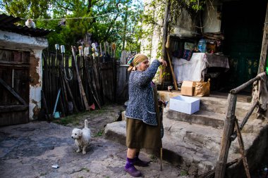 Ukrayna 'nın Donetsk Oblastı' ndaki Yampil köyünün sakinleri. Gönüllülerin getirdiği insani yardım sayesinde insanlar hayatta kalıyor. Evler harabe halinde ve siviller temel ihtiyaçlar olmadan yaşamak zorunda bırakılıyor. Sıcaklık, akan su ve...