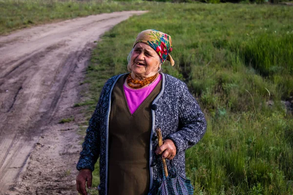 Ukrayna 'nın Donetsk Oblastı' ndaki Yampil köyünün sakinleri. Gönüllülerin getirdiği insani yardım sayesinde insanlar hayatta kalıyor. Evler harabe halinde ve siviller temel ihtiyaçlar olmadan yaşamak zorunda bırakılıyor. Sıcaklık, akan su ve...