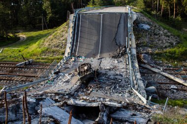 Lyman yolunda, köprü Rus işgalcilerin Lyman yoluna doğru ilerlemesini engellemek için Ukrayna ordusu tarafından kasten havaya uçuruldu. Bu savaş taktiği sık sık düşman güçlerinin ilerlemesini yavaşlatmak için kullanılır..
