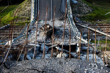 Lyman yolunda, köprü Rus işgalcilerin Lyman yoluna doğru ilerlemesini engellemek için Ukrayna ordusu tarafından kasten havaya uçuruldu. Bu savaş taktiği sık sık düşman güçlerinin ilerlemesini yavaşlatmak için kullanılır..
