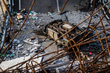 Lyman yolunda, köprü Rus işgalcilerin Lyman yoluna doğru ilerlemesini engellemek için Ukrayna ordusu tarafından kasten havaya uçuruldu. Bu savaş taktiği sık sık düşman güçlerinin ilerlemesini yavaşlatmak için kullanılır..
