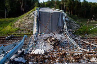 Lyman yolunda, köprü Rus işgalcilerin Lyman yoluna doğru ilerlemesini engellemek için Ukrayna ordusu tarafından kasten havaya uçuruldu. Bu savaş taktiği sık sık düşman güçlerinin ilerlemesini yavaşlatmak için kullanılır..