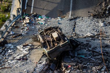Lyman yolunda, köprü Rus işgalcilerin Lyman yoluna doğru ilerlemesini engellemek için Ukrayna ordusu tarafından kasten havaya uçuruldu. Bu savaş taktiği sık sık düşman güçlerinin ilerlemesini yavaşlatmak için kullanılır..