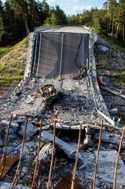 Lyman yolunda, köprü Rus işgalcilerin Lyman yoluna doğru ilerlemesini engellemek için Ukrayna ordusu tarafından kasten havaya uçuruldu. Bu savaş taktiği sık sık düşman güçlerinin ilerlemesini yavaşlatmak için kullanılır..