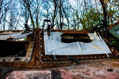 Bir Ukrayna ordusu zırhlı aracı, Bahkmut yakınlarındaki bir ormanın kenarındaki savaş bölgesinde topçu ateşiyle imha edildi. Rus ve Ukrayna orduları Donbas 'ta karşı karşıya, savaş yoğun ve tanklar ana hedefler..