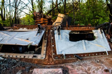 Bir Ukrayna ordusu zırhlı aracı, Bahkmut yakınlarındaki bir ormanın kenarındaki savaş bölgesinde topçu ateşiyle imha edildi. Rus ve Ukrayna orduları Donbas 'ta karşı karşıya, savaş yoğun ve tanklar ana hedefler..