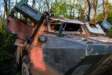 Bir Ukrayna ordusu zırhlı aracı, Bahkmut yakınlarındaki bir ormanın kenarındaki savaş bölgesinde topçu ateşiyle imha edildi. Rus ve Ukrayna orduları Donbas 'ta karşı karşıya, savaş yoğun ve tanklar ana hedefler..