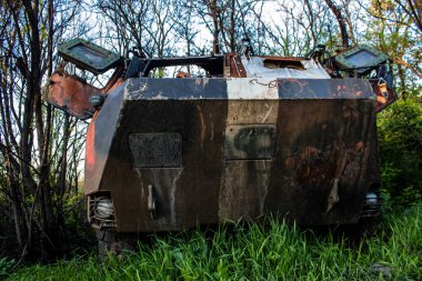 Bir Ukrayna ordusu zırhlı aracı, Bahkmut yakınlarındaki bir ormanın kenarındaki savaş bölgesinde topçu ateşiyle imha edildi. Rus ve Ukrayna orduları Donbas 'ta karşı karşıya, savaş yoğun ve tanklar ana hedefler..