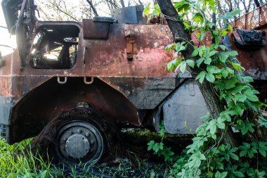 Bir Ukrayna ordusu zırhlı aracı, Bahkmut yakınlarındaki bir ormanın kenarındaki savaş bölgesinde topçu ateşiyle imha edildi. Rus ve Ukrayna orduları Donbas 'ta karşı karşıya, savaş yoğun ve tanklar ana hedefler..