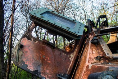 Bir Ukrayna ordusu zırhlı aracı, Bahkmut yakınlarındaki bir ormanın kenarındaki savaş bölgesinde topçu ateşiyle imha edildi. Rus ve Ukrayna orduları Donbas 'ta karşı karşıya, savaş yoğun ve tanklar ana hedefler..