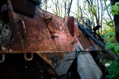 Bir Ukrayna ordusu zırhlı aracı, Bahkmut yakınlarındaki bir ormanın kenarındaki savaş bölgesinde topçu ateşiyle imha edildi. Rus ve Ukrayna orduları Donbas 'ta karşı karşıya, savaş yoğun ve tanklar ana hedefler..