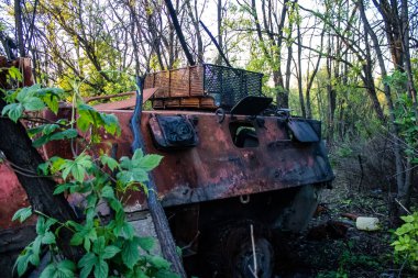 Bir Ukrayna ordusu zırhlı aracı, Bahkmut yakınlarındaki bir ormanın kenarındaki savaş bölgesinde topçu ateşiyle imha edildi. Rus ve Ukrayna orduları Donbas 'ta karşı karşıya, savaş yoğun ve tanklar ana hedefler..
