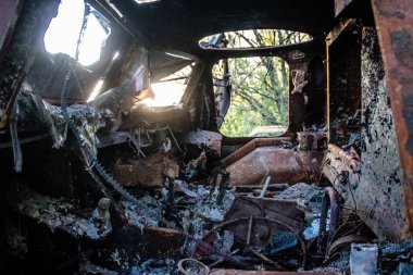 Bir Ukrayna ordusu zırhlı aracı, Bahkmut yakınlarındaki bir ormanın kenarındaki savaş bölgesinde topçu ateşiyle imha edildi. Rus ve Ukrayna orduları Donbas 'ta karşı karşıya, savaş yoğun ve tanklar ana hedefler..