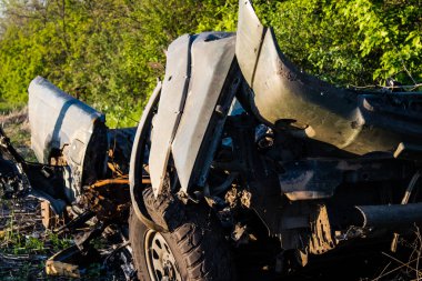 Ukraynalı askerler, Bakhmut yakınlarındaki bir ormanın kenarındaki savaş bölgesinde top atışları sonucu hasar gören bir arabayı yüklüyorlar. Askerler tekrar kullanılabilmesi için aracın motorunu kurtarmayı planlıyorlar..