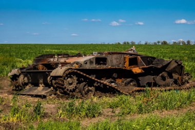 Bahkmut yakınlarındaki savaş bölgesinde bir tank topçu ateşiyle imha edildi. Rus ve Ukrayna orduları Donbas 'ta karşı karşıya, savaş yoğun ve tanklar ana hedefler..