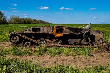 Bahkmut yakınlarındaki savaş bölgesinde bir tank topçu ateşiyle imha edildi. Rus ve Ukrayna orduları Donbas 'ta karşı karşıya, savaş yoğun ve tanklar ana hedefler..