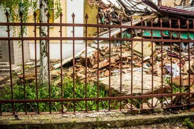 Sloviansk, Ukrayna - 08 Mayıs 2023 Sloviansk 'ın yerleşim alanındaki bir binaya Rus balistik füzesi isabet etti. Hasar hatırı sayılır düzeyde ve neyse ki hiç kayıp yok. Sivil altyapılar birincil hedeflerdir 