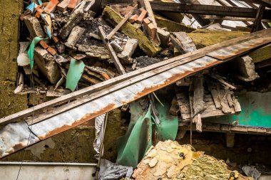 Sloviansk, Ukrayna - 08 Mayıs 2023 Sloviansk 'ın yerleşim alanındaki bir binaya Rus balistik füzesi isabet etti. Hasar hatırı sayılır düzeyde ve neyse ki hiç kayıp yok. Sivil altyapılar birincil hedeflerdir 