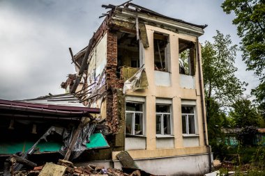Sloviansk, Ukrayna - 08 Mayıs 2023 Sloviansk 'ın yerleşim alanındaki bir binaya Rus balistik füzesi isabet etti. Hasar hatırı sayılır düzeyde ve neyse ki hiç kayıp yok. Sivil altyapılar birincil hedeflerdir 