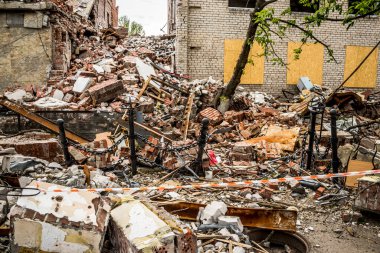 Sloviansk, Ukrayna - 08 Mayıs 2023 Sloviansk 'ın yerleşim alanındaki bir binaya Rus balistik füzesi isabet etti. Hasar hatırı sayılır düzeyde ve neyse ki hiç kayıp yok. Sivil altyapılar birincil hedeflerdir 