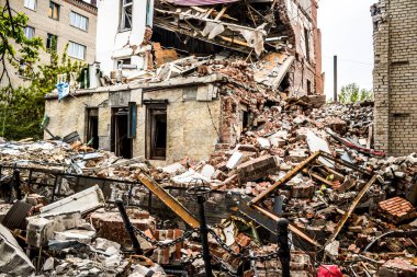 Sloviansk, Ukrayna - 08 Mayıs 2023 Sloviansk 'ın yerleşim alanındaki bir binaya Rus balistik füzesi isabet etti. Hasar hatırı sayılır düzeyde ve neyse ki hiç kayıp yok. Sivil altyapılar birincil hedeflerdir 