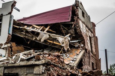 Sloviansk, Ukrayna - 08 Mayıs 2023 Sloviansk 'ın yerleşim alanındaki bir binaya Rus balistik füzesi isabet etti. Hasar hatırı sayılır düzeyde ve neyse ki hiç kayıp yok. Sivil altyapılar birincil hedeflerdir 