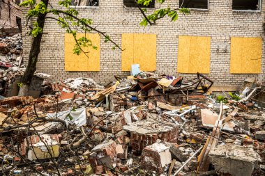 Sloviansk, Ukrayna - 08 Mayıs 2023 Sloviansk 'ın yerleşim alanındaki bir binaya Rus balistik füzesi isabet etti. Hasar hatırı sayılır düzeyde ve neyse ki hiç kayıp yok. Sivil altyapılar birincil hedeflerdir 