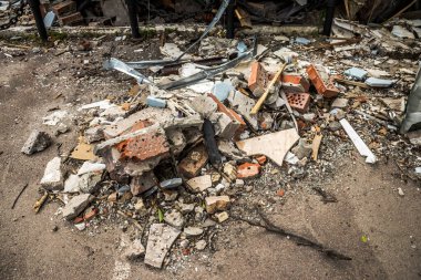 Sloviansk, Ukrayna - 08 Mayıs 2023 Sloviansk 'ın yerleşim alanındaki bir binaya Rus balistik füzesi isabet etti. Hasar hatırı sayılır düzeyde ve neyse ki hiç kayıp yok. Sivil altyapılar birincil hedeflerdir 