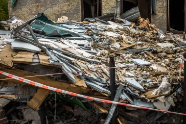 Sloviansk, Ukrayna - 08 Mayıs 2023 Sloviansk 'ın yerleşim alanındaki bir binaya Rus balistik füzesi isabet etti. Hasar hatırı sayılır düzeyde ve neyse ki hiç kayıp yok. Sivil altyapılar birincil hedeflerdir 