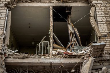 Sloviansk, Ukrayna - 08 Mayıs 2023 Sloviansk 'ın yerleşim alanındaki bir binaya Rus balistik füzesi isabet etti. Hasar hatırı sayılır düzeyde ve neyse ki hiç kayıp yok. Sivil altyapılar birincil hedeflerdir 