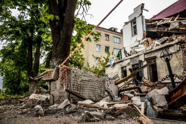 Sloviansk, Ukrayna - 08 Mayıs 2023 Sloviansk 'ın yerleşim alanındaki bir binaya Rus balistik füzesi isabet etti. Hasar hatırı sayılır düzeyde ve neyse ki hiç kayıp yok. Sivil altyapılar birincil hedeflerdir 