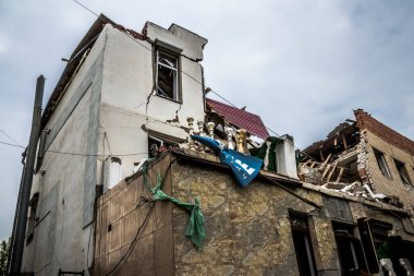 Sloviansk, Ukrayna - 08 Mayıs 2023 Sloviansk 'ın yerleşim alanındaki bir binaya Rus balistik füzesi isabet etti. Hasar hatırı sayılır düzeyde ve neyse ki hiç kayıp yok. Sivil altyapılar birincil hedeflerdir 