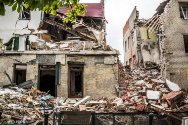 Sloviansk, Ukrayna - 08 Mayıs 2023 Sloviansk 'ın yerleşim alanındaki bir binaya Rus balistik füzesi isabet etti. Hasar hatırı sayılır düzeyde ve neyse ki hiç kayıp yok. Sivil altyapılar birincil hedeflerdir 