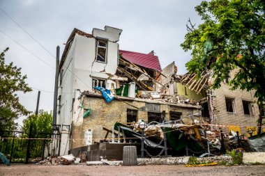 Sloviansk, Ukrayna - 08 Mayıs 2023 Sloviansk 'ın yerleşim alanındaki bir binaya Rus balistik füzesi isabet etti. Hasar hatırı sayılır düzeyde ve neyse ki hiç kayıp yok. Sivil altyapılar birincil hedeflerdir 