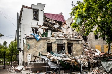 Sloviansk, Ukrayna - 08 Mayıs 2023 Sloviansk 'ın yerleşim alanındaki bir binaya Rus balistik füzesi isabet etti. Hasar hatırı sayılır düzeyde ve neyse ki hiç kayıp yok. Sivil altyapılar birincil hedeflerdir 