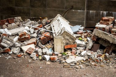 Sloviansk, Ukrayna - 08 Mayıs 2023 Sloviansk 'ın yerleşim alanındaki bir binaya Rus balistik füzesi isabet etti. Hasar hatırı sayılır düzeyde ve neyse ki hiç kayıp yok. Sivil altyapılar birincil hedeflerdir 