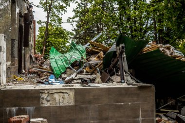 Sloviansk, Ukrayna - 08 Mayıs 2023 Sloviansk 'ın yerleşim alanındaki bir binaya Rus balistik füzesi isabet etti. Hasar hatırı sayılır düzeyde ve neyse ki hiç kayıp yok. Sivil altyapılar birincil hedeflerdir 