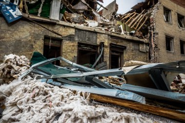 Sloviansk, Ukrayna - 08 Mayıs 2023 Sloviansk 'ın yerleşim alanındaki bir binaya Rus balistik füzesi isabet etti. Hasar hatırı sayılır düzeyde ve neyse ki hiç kayıp yok. Sivil altyapılar birincil hedeflerdir 