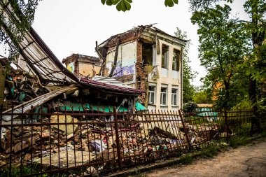 Sloviansk, Ukrayna - 08 Mayıs 2023 Sloviansk 'ın yerleşim alanındaki bir binaya Rus balistik füzesi isabet etti. Hasar hatırı sayılır düzeyde ve neyse ki hiç kayıp yok. Sivil altyapılar birincil hedeflerdir 