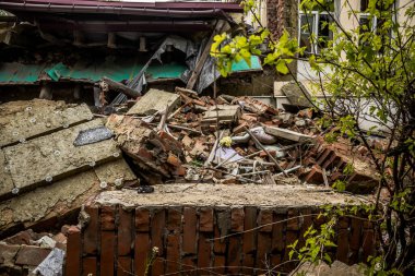 Sloviansk, Ukrayna - 08 Mayıs 2023 Sloviansk 'ın yerleşim alanındaki bir binaya Rus balistik füzesi isabet etti. Hasar hatırı sayılır düzeyde ve neyse ki hiç kayıp yok. Sivil altyapılar birincil hedeflerdir 